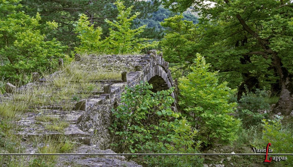 Το γεφύρι του Βέργου δίπλα στο παλιό χάνι Το γεφύρι του Βέργου δίπλα στο παλιό χάνι